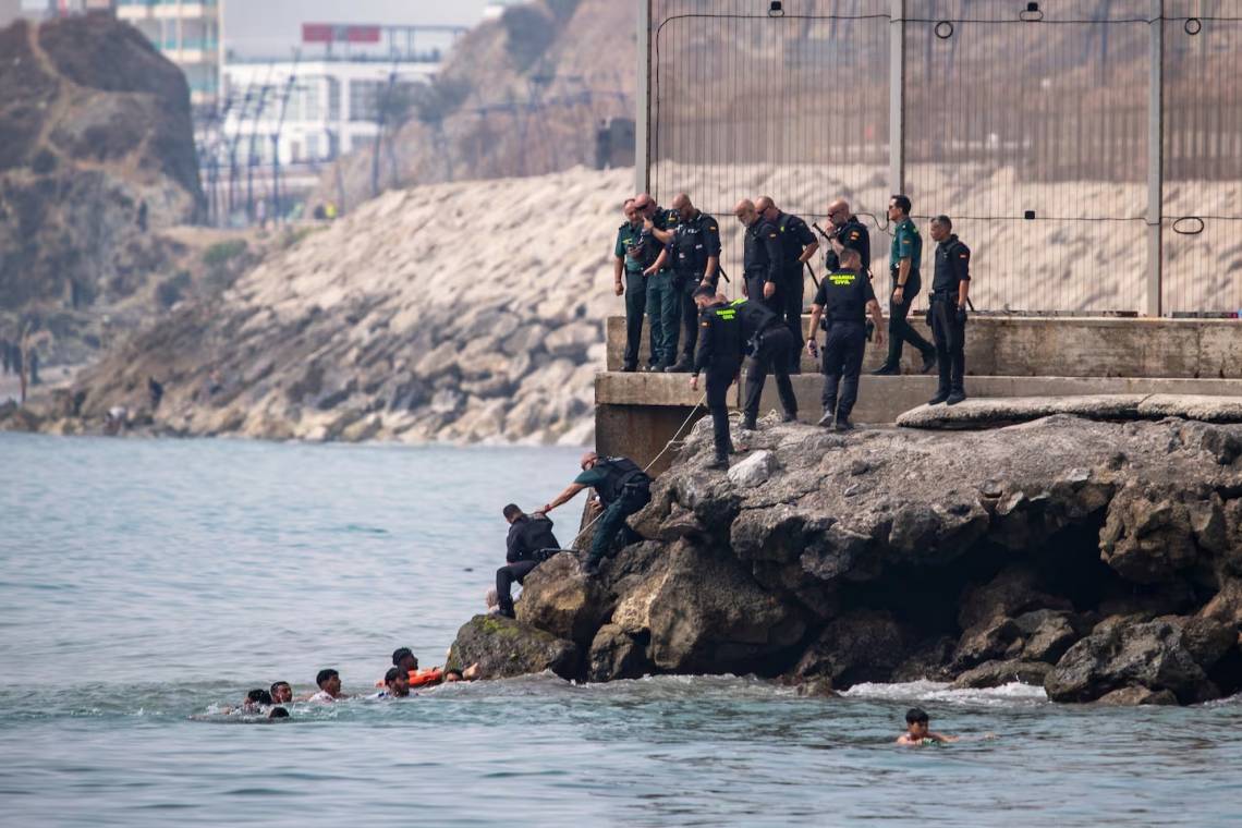Ceuta reclama el cierre de la frontera con Marruecos por una ola migratoria.