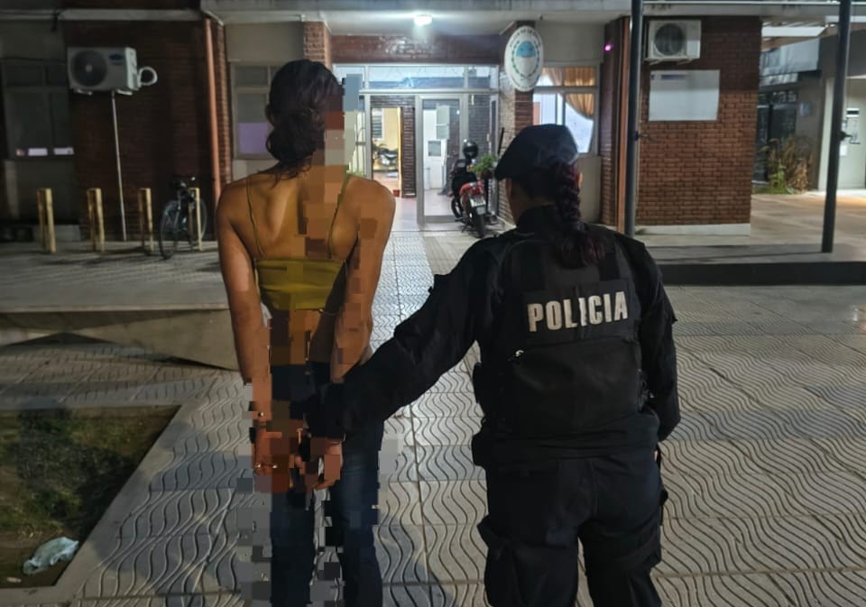 La joven detenida fue trasladada a sede policial y es investigada como sospechosa del robo a la Escuela Bustamante.