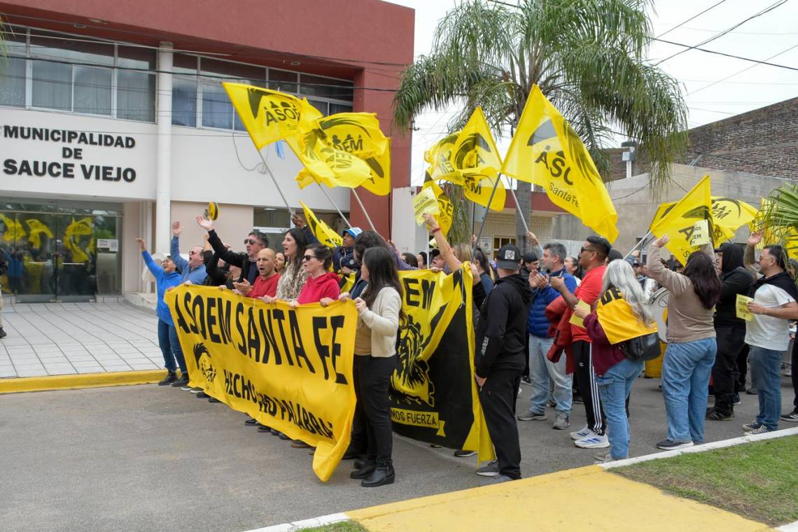 Trabajadores municipales realizaron una nueva protesta frente al Municipio de Sauce Viejo. (Crédito: Prensa ASOEM)