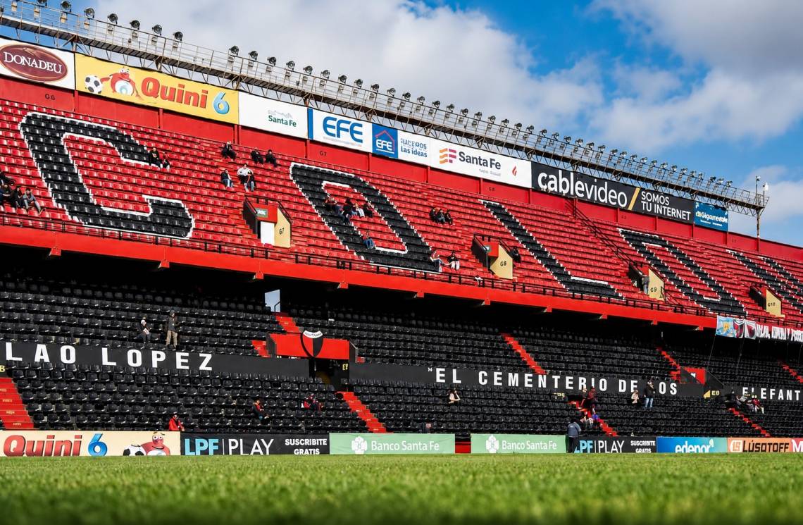 Colón recibe a San Telmo en el Estadio Brigadier López. 