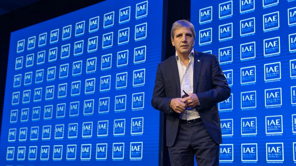 El ministro de Economía, Luis Caputo, envió $4 billones de la última licitación a los bancos en lugar de la cuenta del Tesoro en el Banco Central (Foto: IAE Business School)