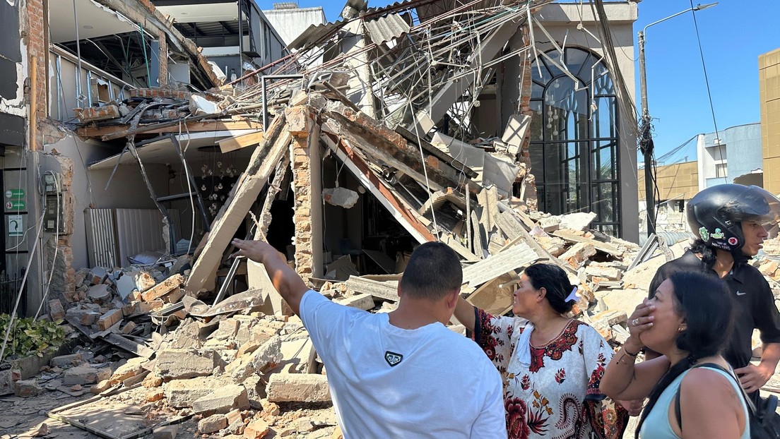 La gente se reúne en las calles tras un fuerte terremoto que sacudió Colombia, provocando daños en Pereira, Colombia, el 10 de agosto de 2026. (Crédito: Alexis Munera/Anadolu / Gettyimages.ru)