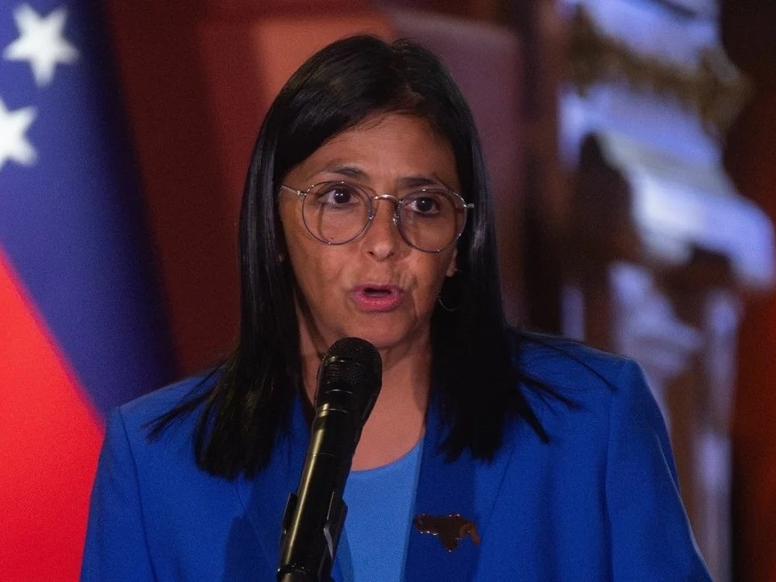 Delcy Rodríguez, a cargo del gobierno venezolano, anunció medidas alternativas para 131 presos políticos.