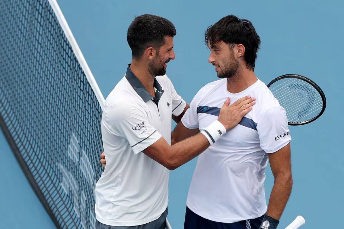 Djokovic felicita a Tirante tras la gran victoria del argentino. (Foto: EMILEE CHINN - GETTY IMAGES NORTH AMERICA)
