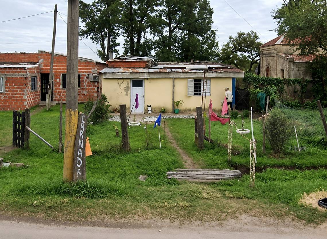 El puesto de venta de carnadas donde ocurrió el robo, ubicado sobre la margen oeste de la ruta 11, en Sauce Viejo.