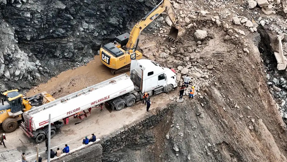 Deslizamiento de tierras y cortes de camino son parte de los problemas que generó el terremoto del jueves 20 de agosto. (Crédito: Juan Santy/AFP)