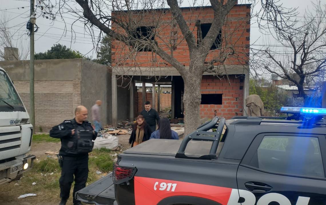Tensión durante una intervención en un inmueble: un hombre fue aprehendido.