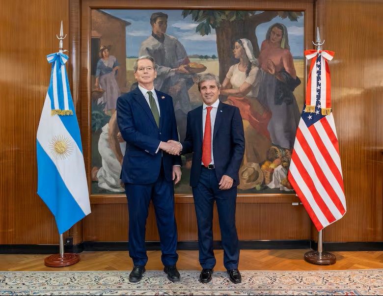 El secretario del Tesoro norteamericano, Scott Bessent, junto al ministro de Economía argentino, Luis Caputo, en un encuentro el año pasado.