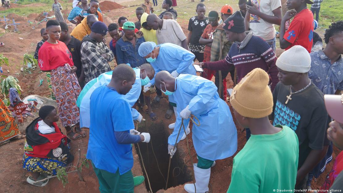 Familiares y personal sanitario entierran a una persona fallecida por ébola en Congo. (Crédito: Dieudonne Dirole/AP Photo/picture alliance)