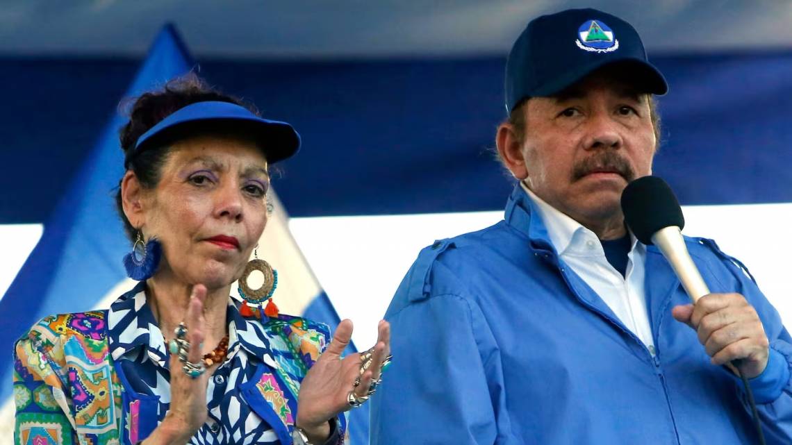 El presidente Daniel Ortega y su esposa, la copresidenta Rosario Murillo, durante un acto en Nicaragua. (Crédito: AP)
