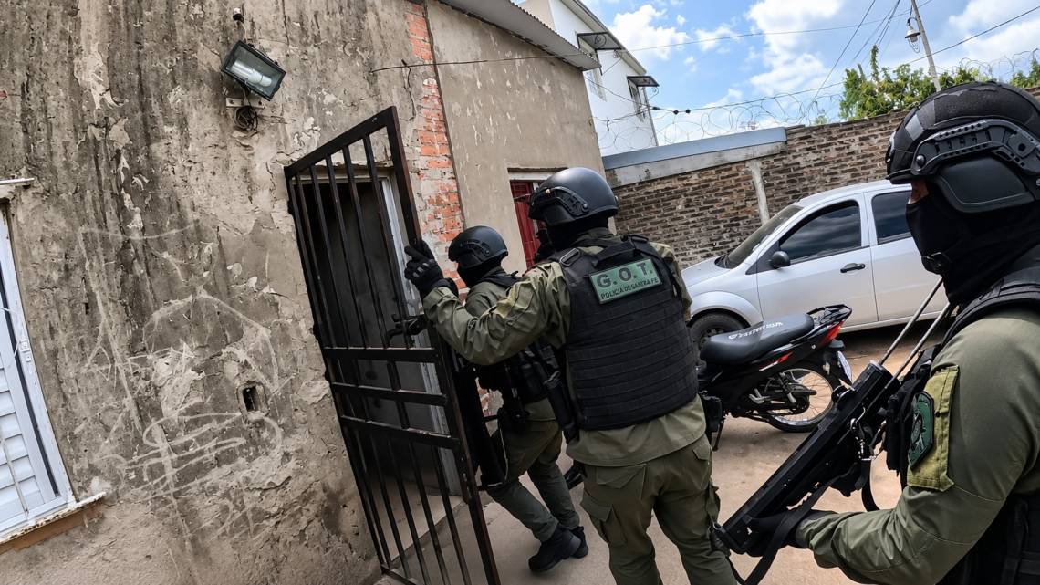 Agentes fuertemente armados irrumpen en una de las viviendas allanadas en el sur de nuestra ciudad. 