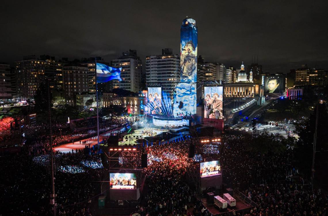 Una multitud acompañó la ceremonia inaugural de los XIII Juegos Suramericanos Santa Fe 2026 frente al Monumento Nacional a la Bandera, en Rosario. (C rédito: GSF)
