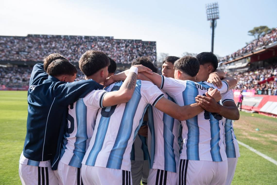 Los pibes argentinos celebran el gol agónico que definió la semifinal ante Perú. (Crédito: Prensa Juegos Suramericanos)