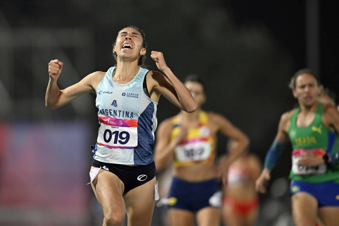 Toda la emoción de Micaela Levaggi al cruzar primera la meta y ganar los 1500 metros en Santa Fe. (Crédito: Prensa Juegos Suramericanos)