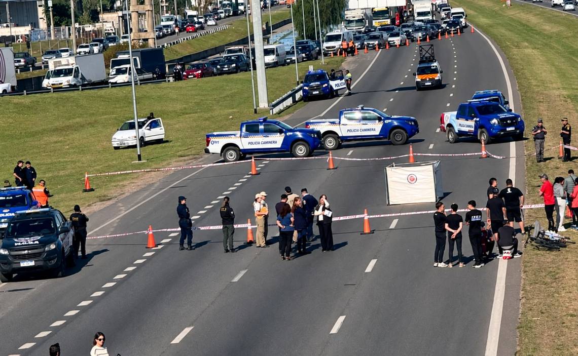 La Policía y los equipos de emergencia trabajaron en el lugar del trágico siniestro. (Crédito: Cadena 3)
