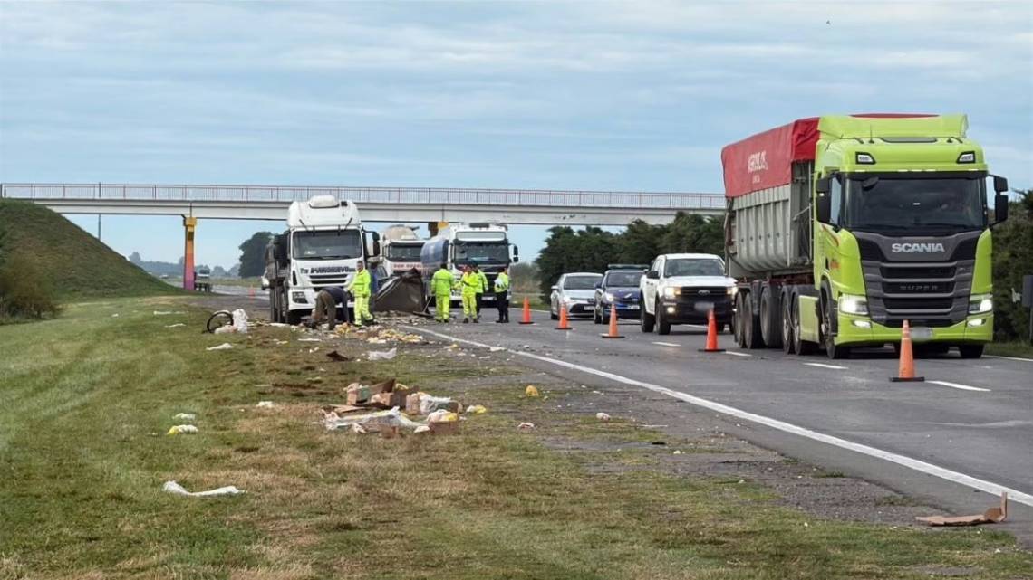 Los vehículos quedaron sobre la calzada y provocaron demoras en el tránsito. (Crédito: Aire de Santa Fe)