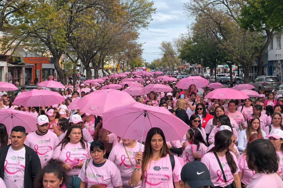 Una multitud tiñó de rosa las calles de la ciudad. 