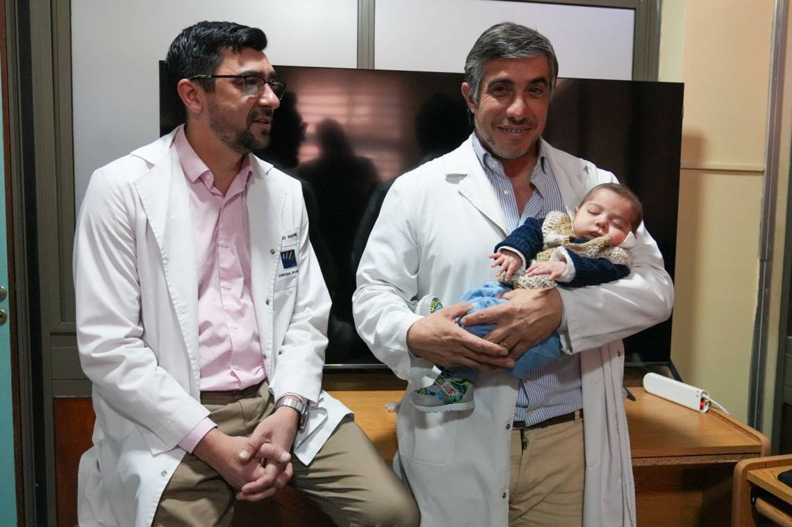 El Alassia realizó una cirugía inédita en Santa Fe que permitió a un bebé respirar por sus propios medios. (Crédito: GSF)