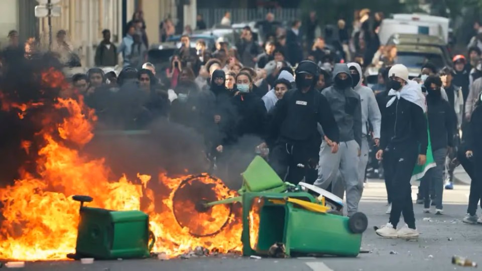 Francia prevé nuevos cierres de escuelas y reporta 24 establecimientos incendiados o saqueados.
