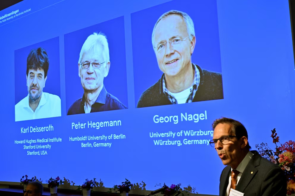 Tres científicos comparten el Premio Nobel de Fisiología o Medicina 2026 por sus avances en neurociencia. (Crédito: Reuters)