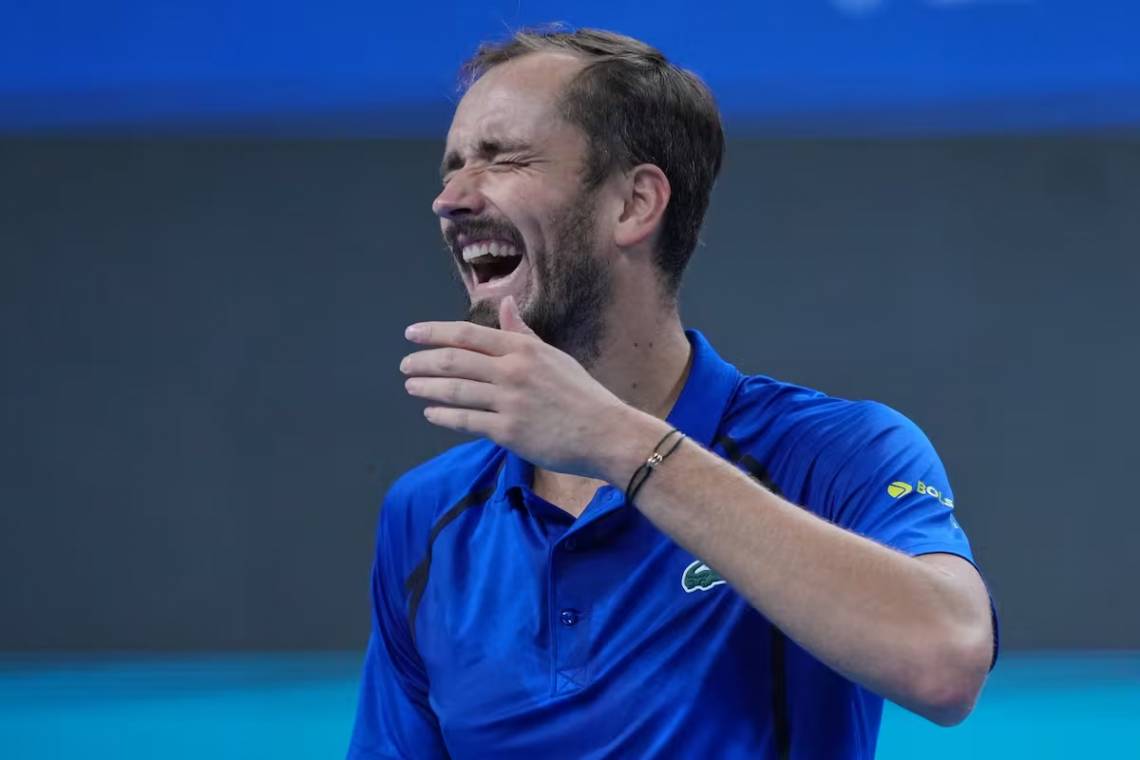 Daniil Medvedev fue descalificado en las semifinales de Pekín por darle un pelotazo a un espectador. (Crédito: AP)