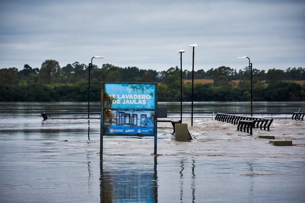 La crecida del río Uruguay ya afecta a zonas bajas de distintas localidades de Entre Ríos, como Colón. (Crédito: Diario Río Uruguay)