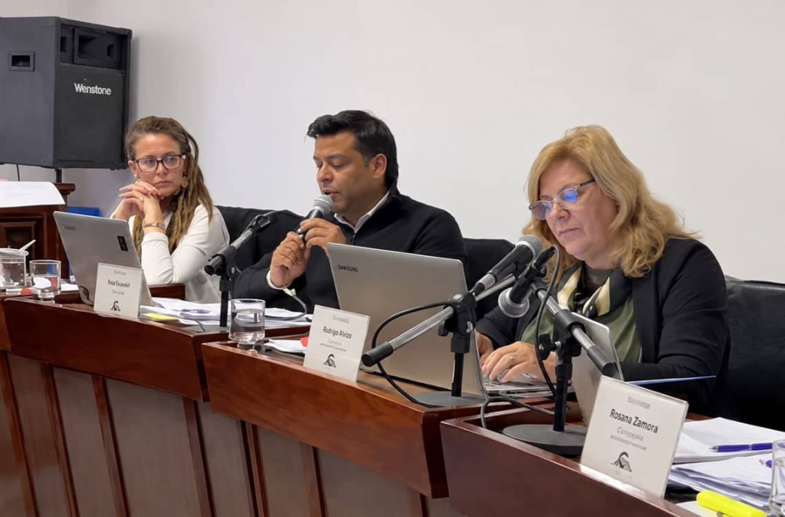 Escandell, Alvizo y Zamora fundamentaron la moción del PJ durante la sesión de este martes en el Concejo.