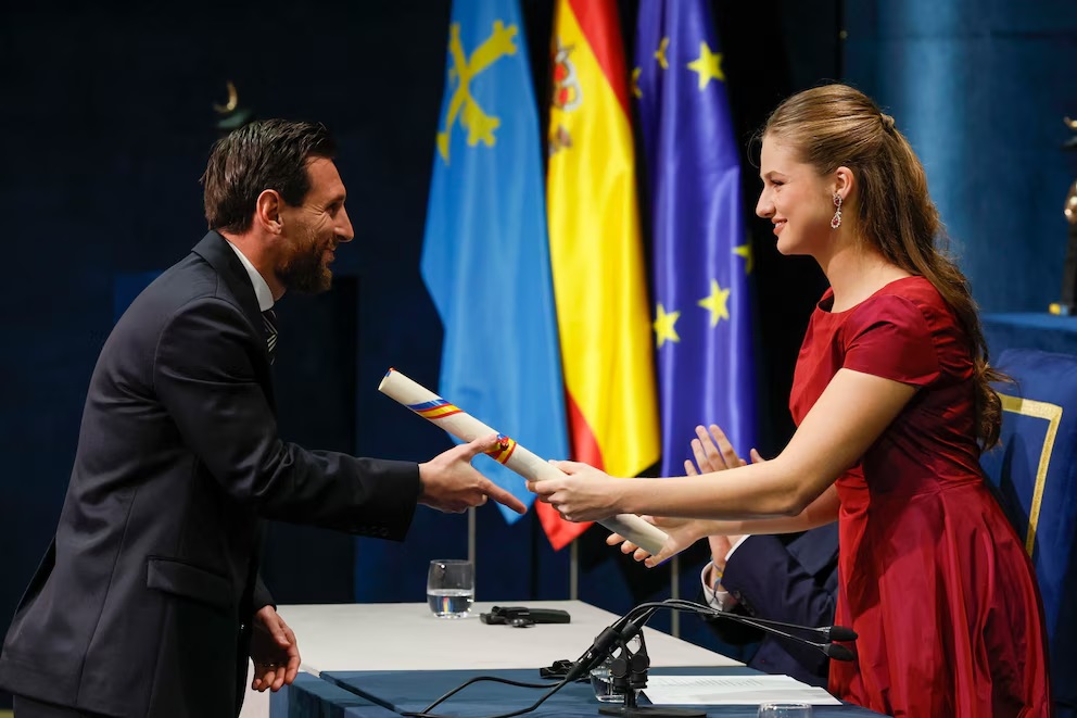Messi recibe la distinción de manos de la princesa Leonor. (Crédito: EFE)
