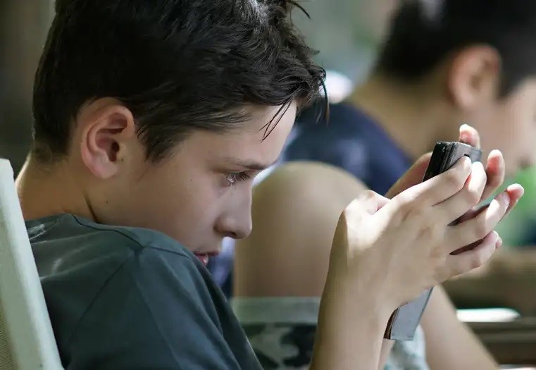 Grecia aprobó una ley que prohíbe las redes sociales a menores de 15 años.
