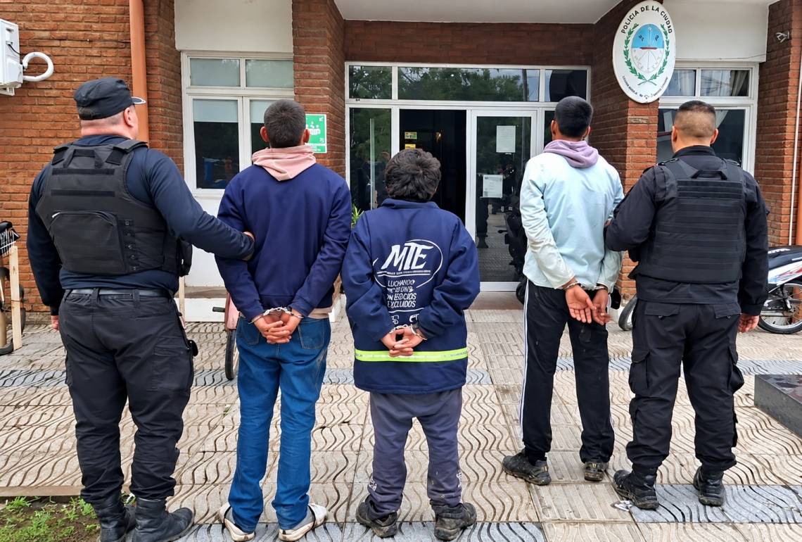Los tres hombres aprehendidos y demorados durante el operativo policial.