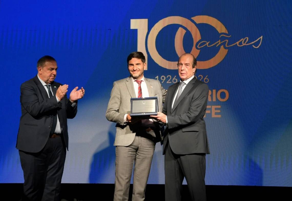 El  Dr. Carlos Miguel Rodríguez Sañudo, junto al intendente Poletti y el gobernador Pullaro. 