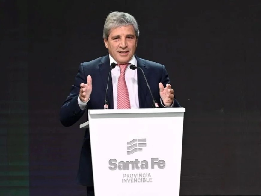 Luis Caputo, participó en Rosario de la Ronda de Negocios RIGI. (Crédito: El Litoral)